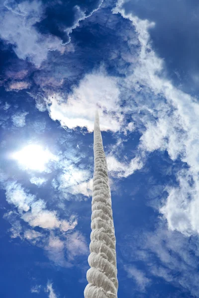 Rope rises to clouds in dark sky — Stock Photo, Image