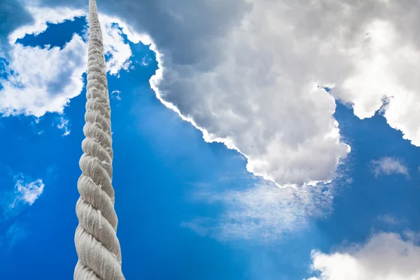 Corda de reboque sobe às nuvens no céu escuro — Fotografia de Stock