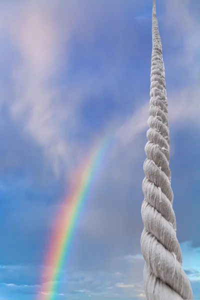 线在蓝天上升起与彩虹 — 图库照片