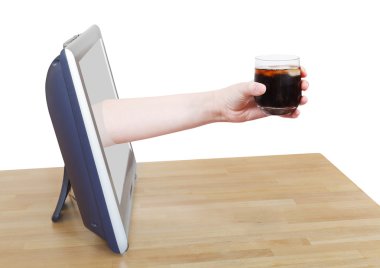 Cola cam eğilir tv dışarı buz tutan el