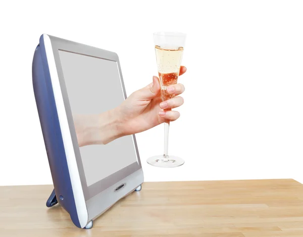 Hand met glas met champagne leunt uit tv — Stockfoto