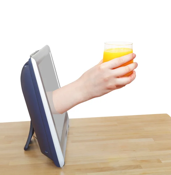 Ποτήρι με φρέσκο χυμό πορτοκάλι στο χέρι κλίνει έξω τηλεόραση — Φωτογραφία Αρχείου