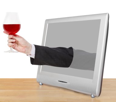 erkek elinde kırmızı şarap cam tv ekranı doğru eğilir.