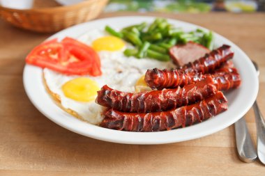 plaka ile kızarmış yumurta, sosis,