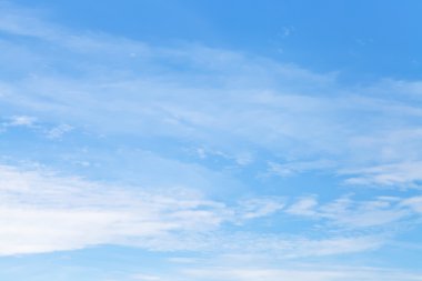 mavi Sonbahar gökyüzünde ışık cirrus bulutlar