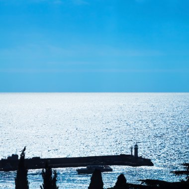 Pier deniz feneri mavi akşam Yalta şehrinde ile