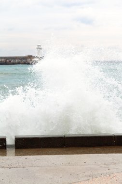 sonbaharda Yalta sahildeki dalgalar breaking