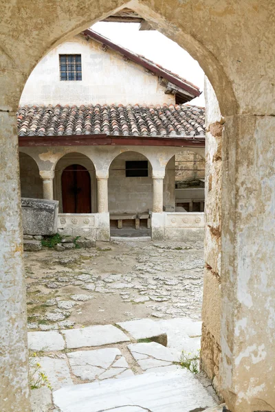 Tor zum Hof der kenesas (Synagoge) in chufut-kale — Stockfoto