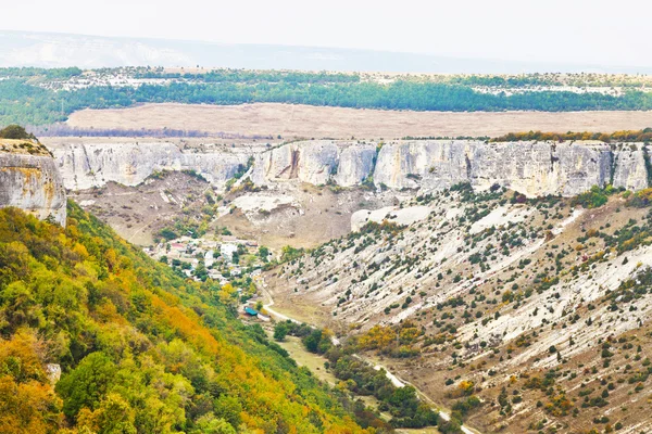 Vue sur la gorge ashlama-dere dans les montagnes de Crimée — Photo