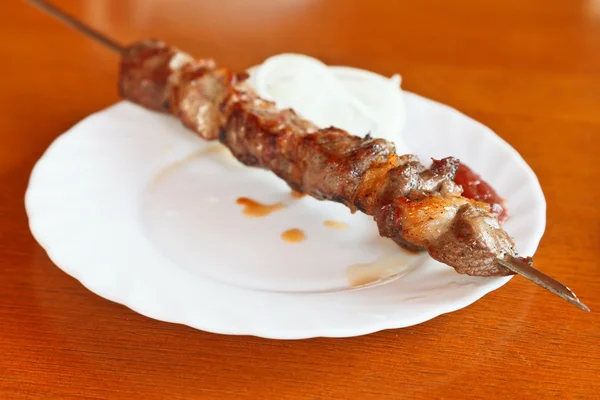 Un pincho de shishkebab de cordero en plato blanco — Foto de Stock