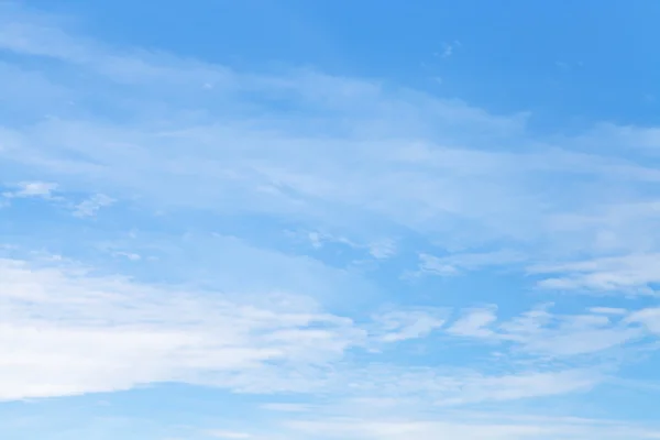 Mavi Sonbahar gökyüzünde ışık cirrus bulutlar — Stok fotoğraf