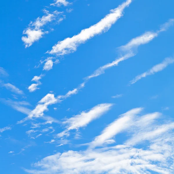 Piccole nuvole di cirri nel cielo blu autunnale — Foto Stock