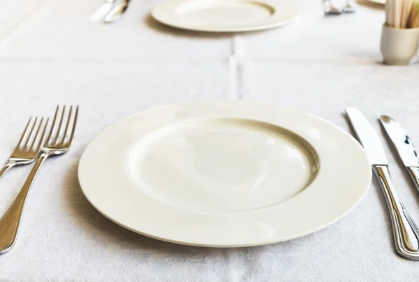 Біла порожня тарілка на столі — стокове фото