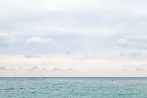 平静的黑海在阴天 — 图库照片