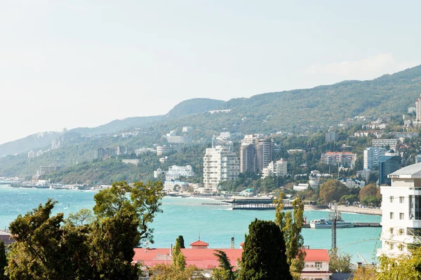 Vue sur le front de mer de la ville de Yalta, Crimée — Photo