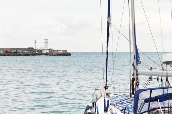 Yate y el Mar Negro en el paseo marítimo de Yalta — Foto de Stock