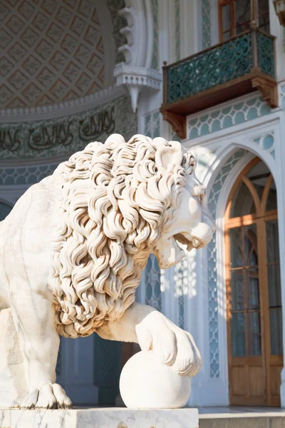 Medi lion cerca de la fachada sur del Palacio de Alupka — Foto de Stock