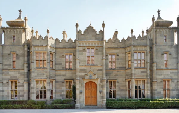 Vue de face de la façade nord du palais Alupka — Photo