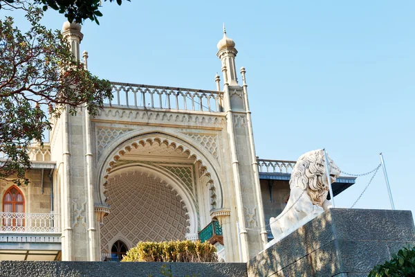 Vorontsov (Alupka) Palace and lion in Crimea — Stock Photo, Image