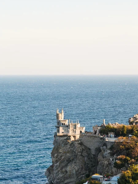 Aurora cliff with Swallow's Nest castle in evening — Stock Photo, Image