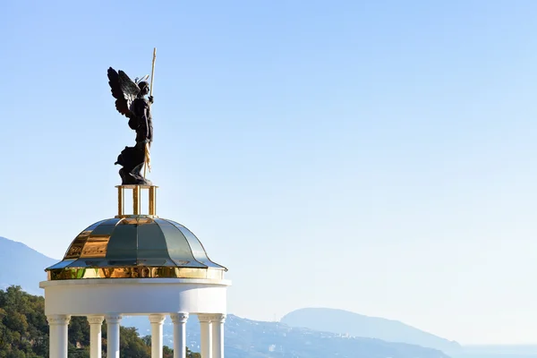 St Michael Archangel patung di kios, Krimea — Stok Foto