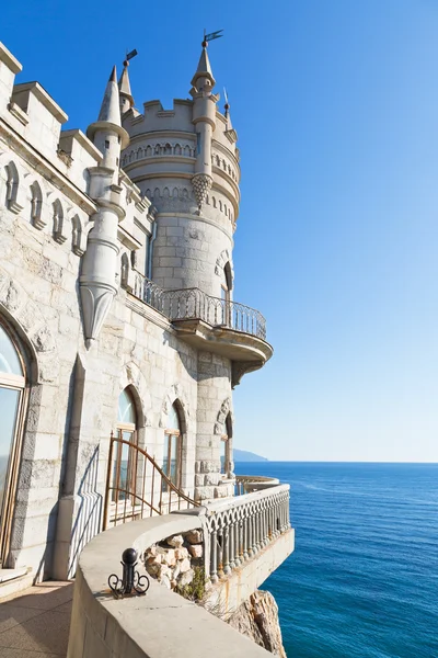 Mavi gökyüzü ve Kırlangıç yuva Kalesi, Crimea — Stok fotoğraf