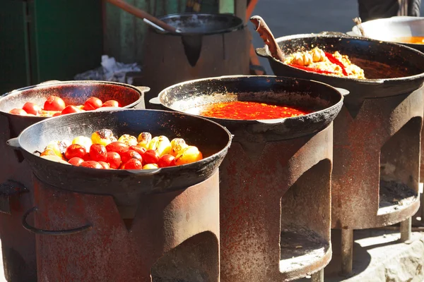 Ovens met tatar koken op outdoor cafe — Stockfoto