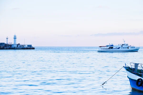 Deniz feneri ve Karadeniz mavi akşam, Yalta — Stok fotoğraf