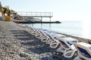 kentsel Massandrovskiy çakıl plajı, Yalta sandalyeler