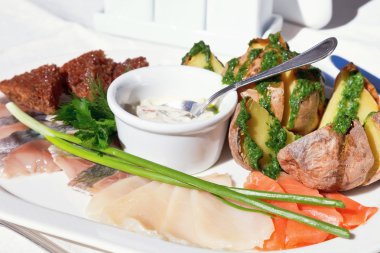 tuzlu balık fırında patates ile karıştırın