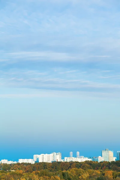 Blauwe middag hemel over stad — Stockfoto