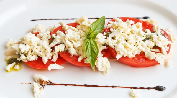 dilimlenmiş domates koyun peyniri ile