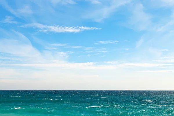 Céu azul e água escura do Mar Negro — Fotografia de Stock