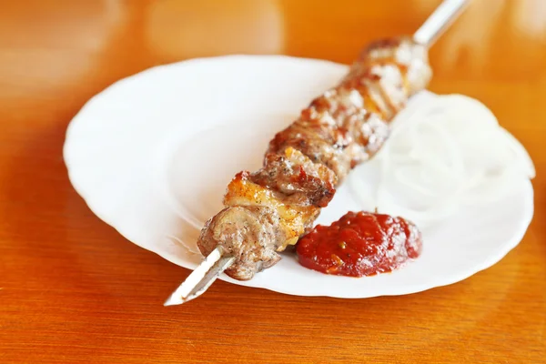 Pincho de cordero shishkebab de cerca en plato blanco — Foto de Stock