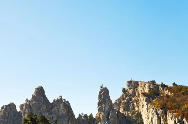 Cielo blu sulle cime di Ai-Petri nelle montagne della Crimea — Foto Stock