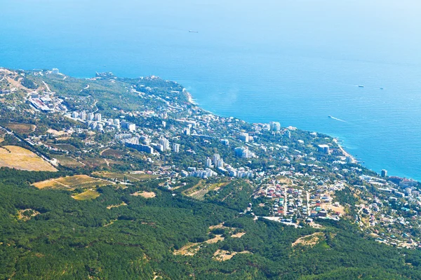 Vista de la gran ciudad de Yalta en la costa sur de Crimea —  Fotos de Stock