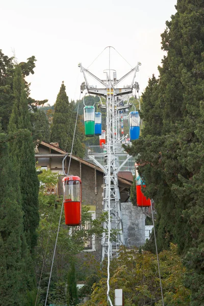 Pequeña vía de cable urbano a Darsan Hill en la ciudad de Yalta — Foto de Stock