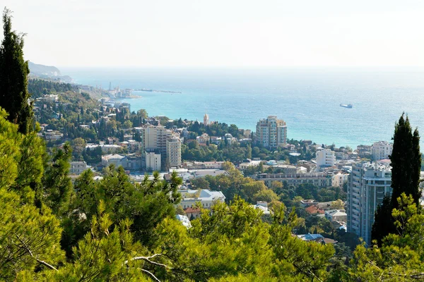 Vista de la ciudad de Yalta y frente al mar, Crimea — Foto de Stock