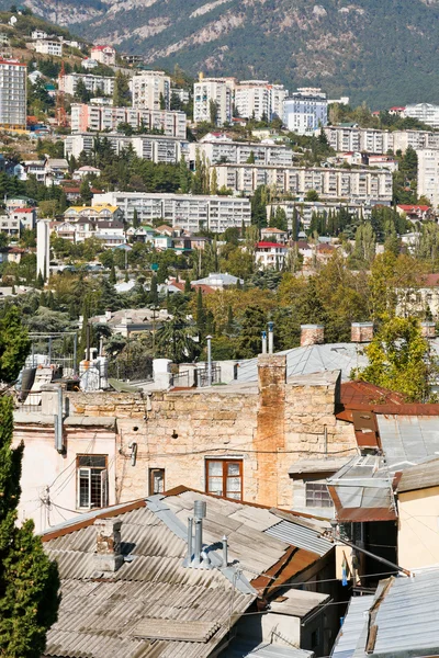 Quartier de vie de la ville de Yalta le jour d'automne , — Photo