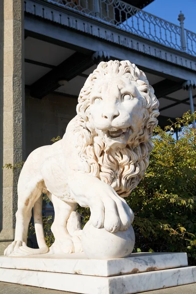 Marble medici lion with sphere near Alupka Palace — Stock Photo, Image