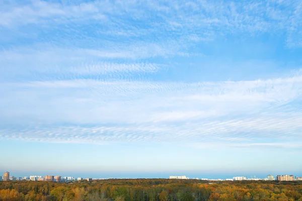 Blue afternoon sky over residential district — Stock Photo, Image