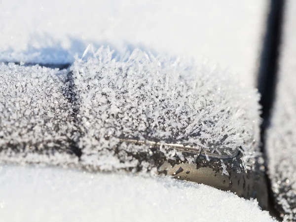 Cristaux de glace gelés à proximité sur la voiture — Photo