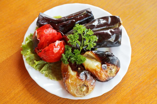 Vista superior de verduras a la parrilla en plato blanco —  Fotos de Stock