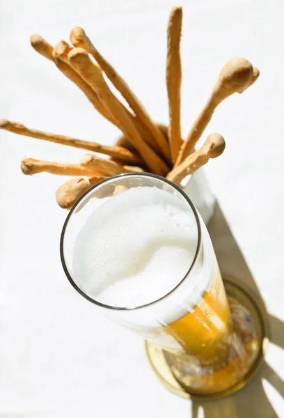 Von oben Glas Bier und Stockbrot — Stockfoto