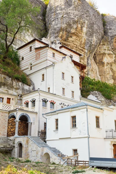 Edificios del monasterio de la cueva de Saint Uspensky, Crimea — Foto de Stock