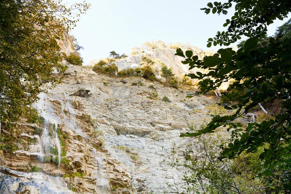 Cascada uchan-su en la montaña de Crimea en otoño —  Fotos de Stock