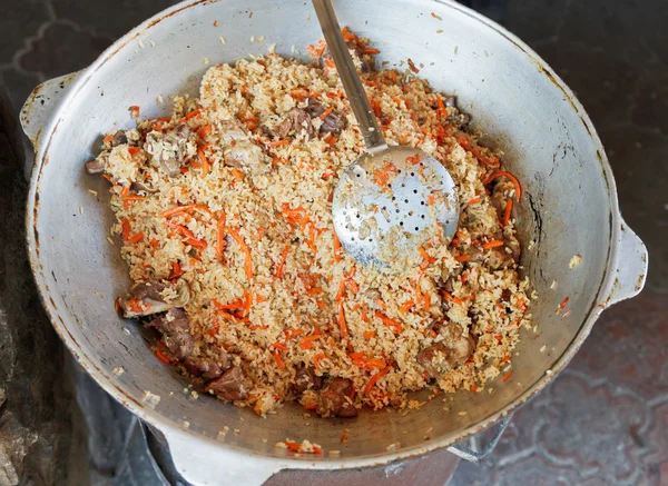 Cozinhar prato pilaf no restaurante ao ar livre — Fotografia de Stock