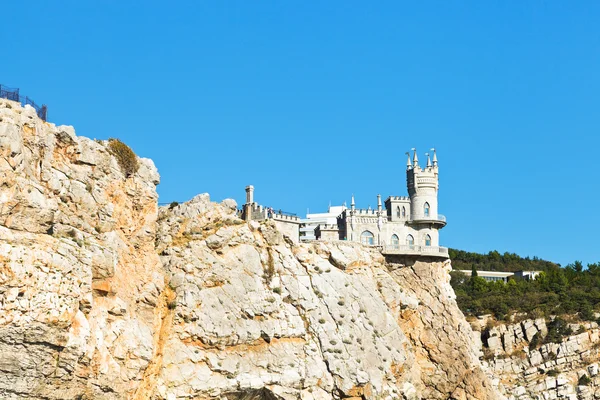 Aurora cliff with Swallow's Nest castle, Crimea — Stock Photo, Image