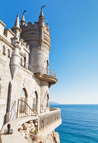 Blue sky and Swallow Nest castle, Crimea — Stock Photo, Image