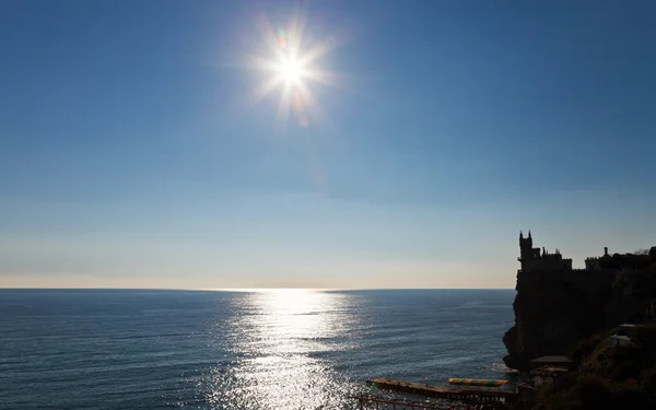 Sol sobre el Mar Negro y el castillo de Nido de Golondrina — Foto de Stock